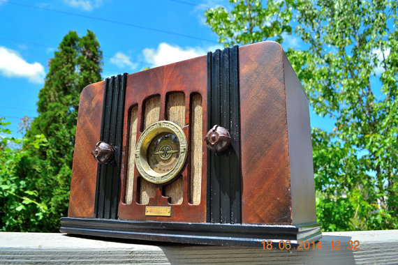 Retro Radio Farm Wood Deco